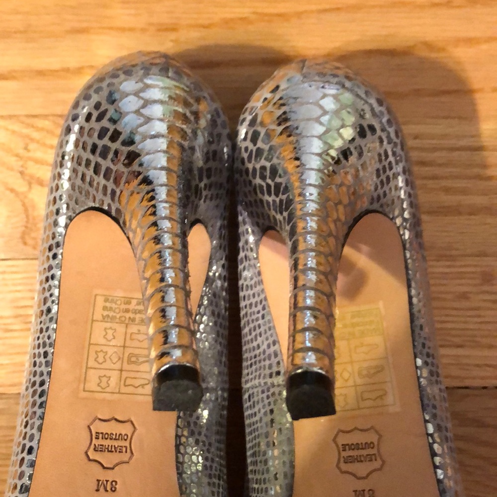White House/Black Market Rece Snakeskin pumps - Picture 6 of 9